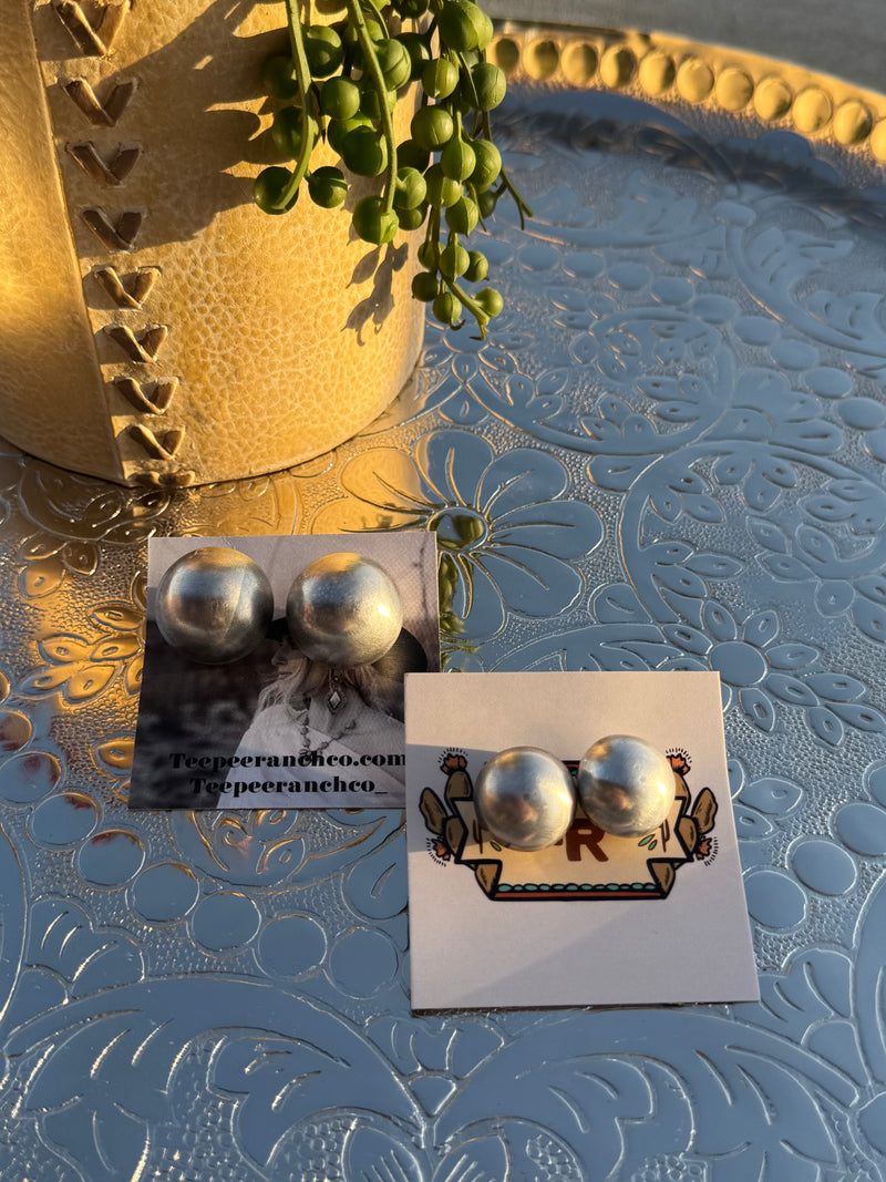 Navajo Pearl Studs